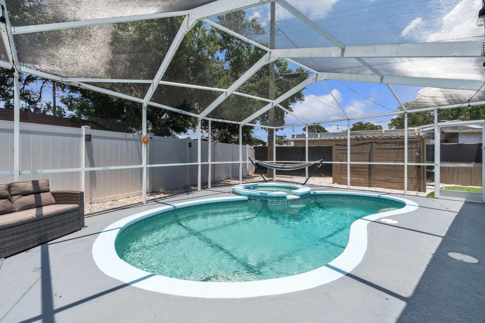 Stunning Modern Home In Tampa With Pool - Just 5 Minutes From Airport! エクステリア 写真